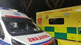 Ambulans i pojazd transportu medycznego dla osób niepełnosprawnych, zapewniający bezpieczny i komfortowy przewóz pacjentów do szpitala lub innego miejsca docelowego.